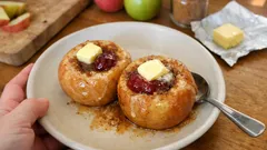 Pieczone jabłka z mikrofalówki – ciepły deser w 5 minut z cynamonem i konfiturą