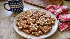 Miękkie pierniczki miodowe od razu po upieczeniu – prosty przepis z lukrem