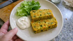 Warzywna terrina z mąką z ciecierzycy i curry – prosty pasztet bez mięsa do krojenia w plastry