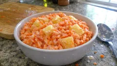 Surówka z marchewki i ananasa – szybki dodatek do obiadu o słodko-kwaśnym smaku