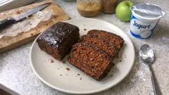 Wilgotny piernik z jabłkami i jogurtem – prosty przepis do keksówki, zawsze się udaje