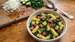 Makaron z boczkiem, cukinią i jarmużem z jednej patelni – szybki obiad bez sosu