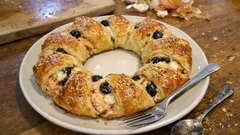 Korona z ciasta francuskiego z łososiem i musztardą – efektowna przekąska w 20 minut