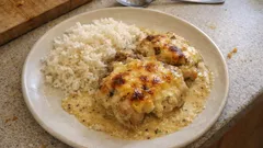 Kurczak Gaston-Gérard: kremowy sos z musztardą, winem i serem prosto z piekarnika