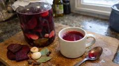 Zakwas buraczany na barszcz: prosty przepis w słoiku, bez mieszania i bez gazy