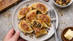 Pierogi wigilijne z kapustą i grochem – elastyczne ciasto na wrzątku i treściwy farsz