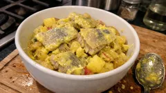 Śledzie po duńsku w sosie curry z jabłkiem i cebulą – gotowe po 2 godzinach