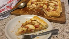 Tarta z jabłkami i rabarbarem na cieście francuskim – prosty trik na soczysty środek