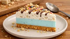 Jogurtowiec z chałwą bez pieczenia – warstwowe ciasto z herbatnikami i polewą