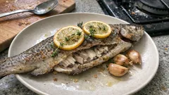 Pstrąg pieczony z tymiankiem, cytryną i czosnkiem – prosty przepis na 15 minut