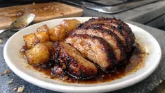 Rouelle w miodowo-sojowej glazurze z ziemniakami z jednego naczynia