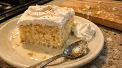 Tres leches: wilgotny biszkopt nasączany trzema mlekami (idealny na jutro)