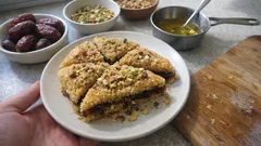 Mahkouka – tunezyjski deser z kaszy manny, daktyli i orzechów krok po kroku