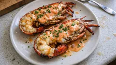 Homar po bretońsku pod grillem – kremowy sos cytrynowo-koralowy krok po kroku