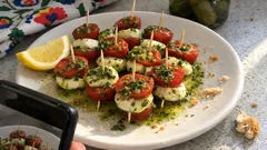 Mini szaszłyki z pomidorków i bocconcini w marynacie pesto – gotowe w godzinę