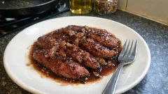 Polędwiczki z kaczki z szalotką – szybkie danie z patelni z malinową nutą