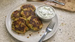 Palety warzywne z piekarnika: miękkie kotleciki z ziemniaków, cukinii i marchewki