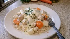 Poule au riz w sosie poulette – kura w bulionie, ryż i aksamitny sos