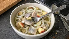 Śledzie w oleju z cebulą i jabłkiem – delikatne, lekko słodko-kwaśne (ze słoika)