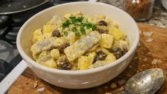 Śledzie z ananasem w sosie curry – sałatka, która najlepiej smakuje po nocy w lodówce