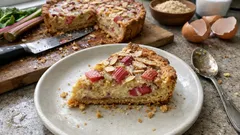 Tarta z rabarbarem i mielonymi migdałami – kruchy spód i stabilne nadzienie