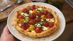 Tarta z pomidorkami koktajlowymi i kozim serem – kruchy spód i kremowe nadzienie