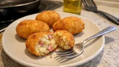 Krokiety ziemniaczano-szynkowe z patelni – chrupiące, miękkie i zawsze się trzymają