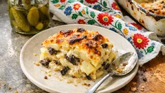 Gratin dauphinois ze smardzami: kremowa zapiekanka ziemniaczana z chrupiącą skórką