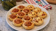 Mini tarteletki z ciasta francuskiego – dwa nadzienia na elegancką przekąskę