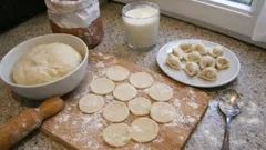 Ciasto na uszka na zsiadłym mleku – miękkie, elastyczne i bez pękania