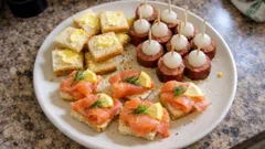 Mini kanapeczki imprezowe z chleba tostowego: dwie wersje z łososiem i wędliną