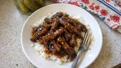 Boeuf au caramel: soczysta wołowina duszona w karmelowo-sojowym sosie, jak z restauracji