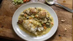 Żabnica z przegrzebkami w court-bouillon – delikatna ryba i kremowy sos szafranowy