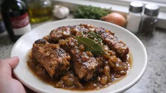 Żeberka duszone w żeliwnym garnku – miękkie, rumiane i z gęstym sosem