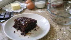 Czekoladowe ciasto z mikrofalówki – gotowe w jednej misce, bez piekarnika