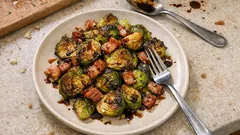 Pieczona brukselka z boczkiem – chrupiąca, rumiana i gotowa w 35 minut