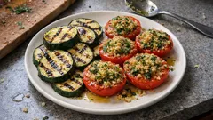Cukinia z planchy i pomidory prowansalskie: szybki, śródziemnomorski obiad