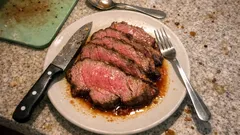 Pieczeń wołowa „nie do zepsucia”: najpierw 240°C, potem krótko i zawsze soczysta