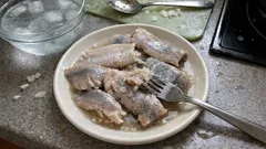 Jak moczyć śledzie do marynowania: matiasy i a la matias bez przesolenia