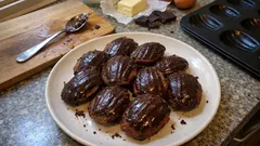 Czekoladowe madeleines z górką – prosty przepis na 40 sztuk i efektowną czekoladową warstwę