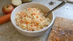 Chrupiąca surówka z kapusty kiszonej do karpia – z jabłkiem i marchewką