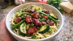 Makaron z boczkiem, cukinią i fasolką szparagową – szybki obiad z jednej patelni