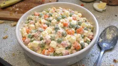 Sałatka jarzynowa z musztardą i jogurtem – prosty trik, dzięki któremu nie jest mdła