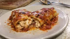 Cannelloni z kurczakiem, mozzarellą i boczkiem – prosta zapiekanka w sosie pomidorowym