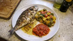 Grillowana ryba po tunezyjsku: tastira z warzyw i pomidorowy sos z kuminem
