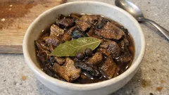 Jak ugotować suszone grzyby, żeby miały głęboki aromat? Prosty trik z ziołami