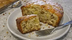 Ciasto jogurtowe z jabłkami i orzechami – proste „na kubeczek”, długo wilgotne