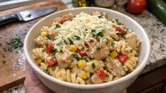 Sałatka makaronowa z kurczakiem i serem dojrzewającym – kremowa i gotowa w 20 minut