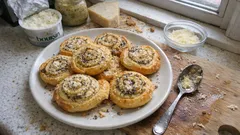 Ślimaczki z ciasta francuskiego z Boursin i makiem – chrupiąca przekąska w 15 minut