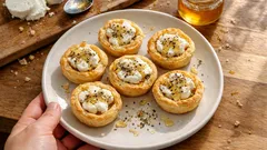 Mini tarteletki z kozim serem i miodem – szybka przekąska z ciasta francuskiego